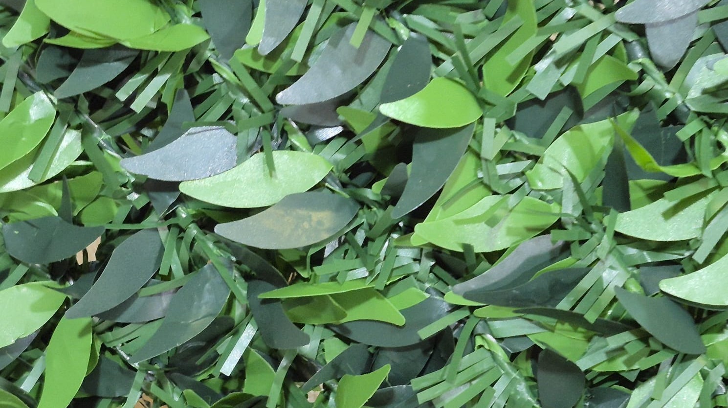 Yaprak Çit - Toptan Satış İstanbul Bağcılar - Doğal görünümlü yapay yaprak çit, balkon ve bahçe dekorasyonu için ideal çözüm. Gizlilik sağlarken estetik görünüm sunar.